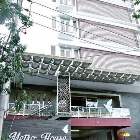 Metro House Hotel Surabaya Bagian luar foto
