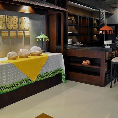 Metro House Hotel Surabaya Bagian luar foto