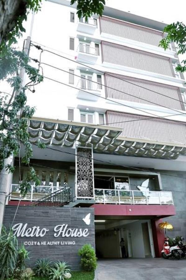 Metro House Hotel Surabaya Bagian luar foto