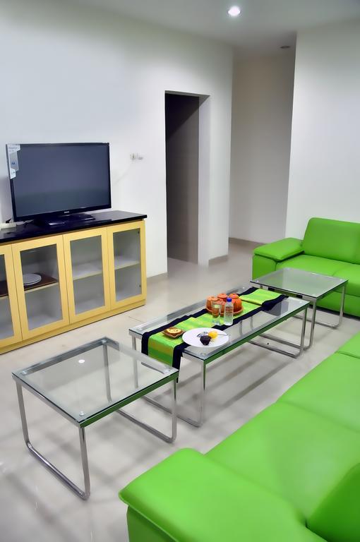 Metro House Hotel Surabaya Bagian luar foto