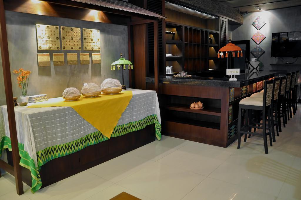 Metro House Hotel Surabaya Bagian luar foto