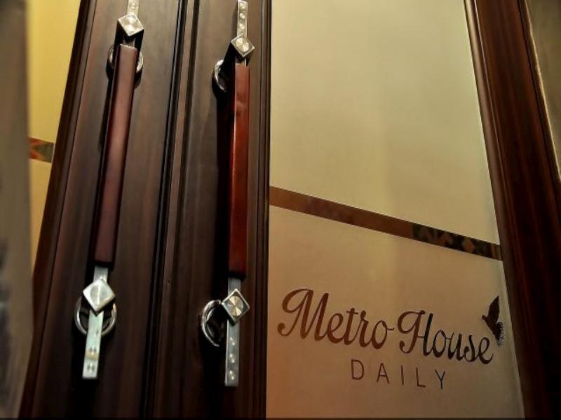 Metro House Hotel Surabaya Bagian luar foto