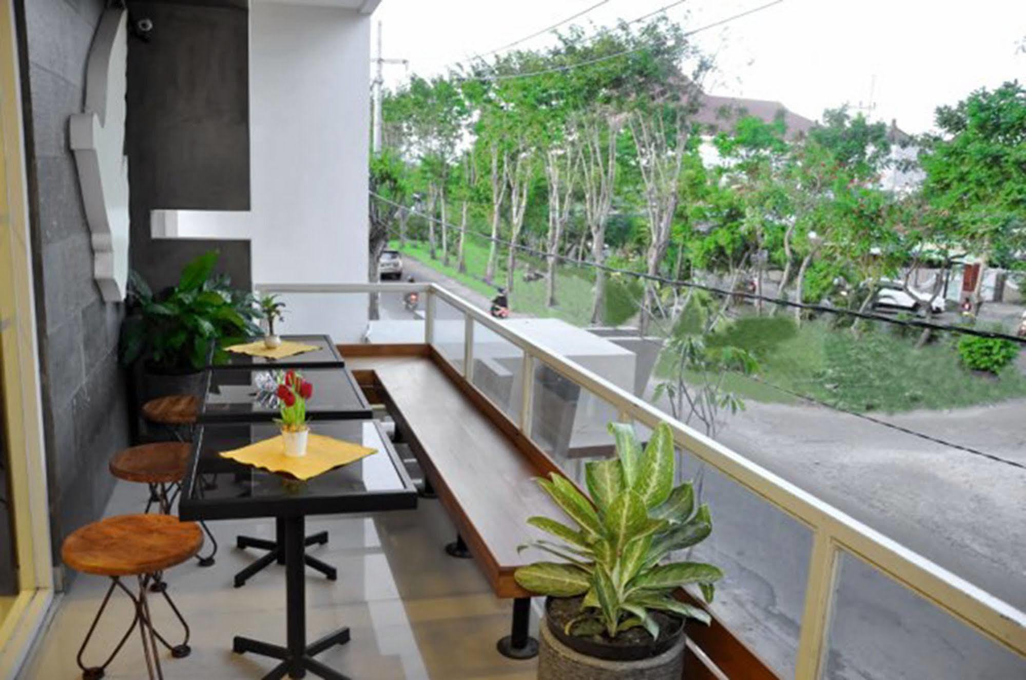 Metro House Hotel Surabaya Bagian luar foto